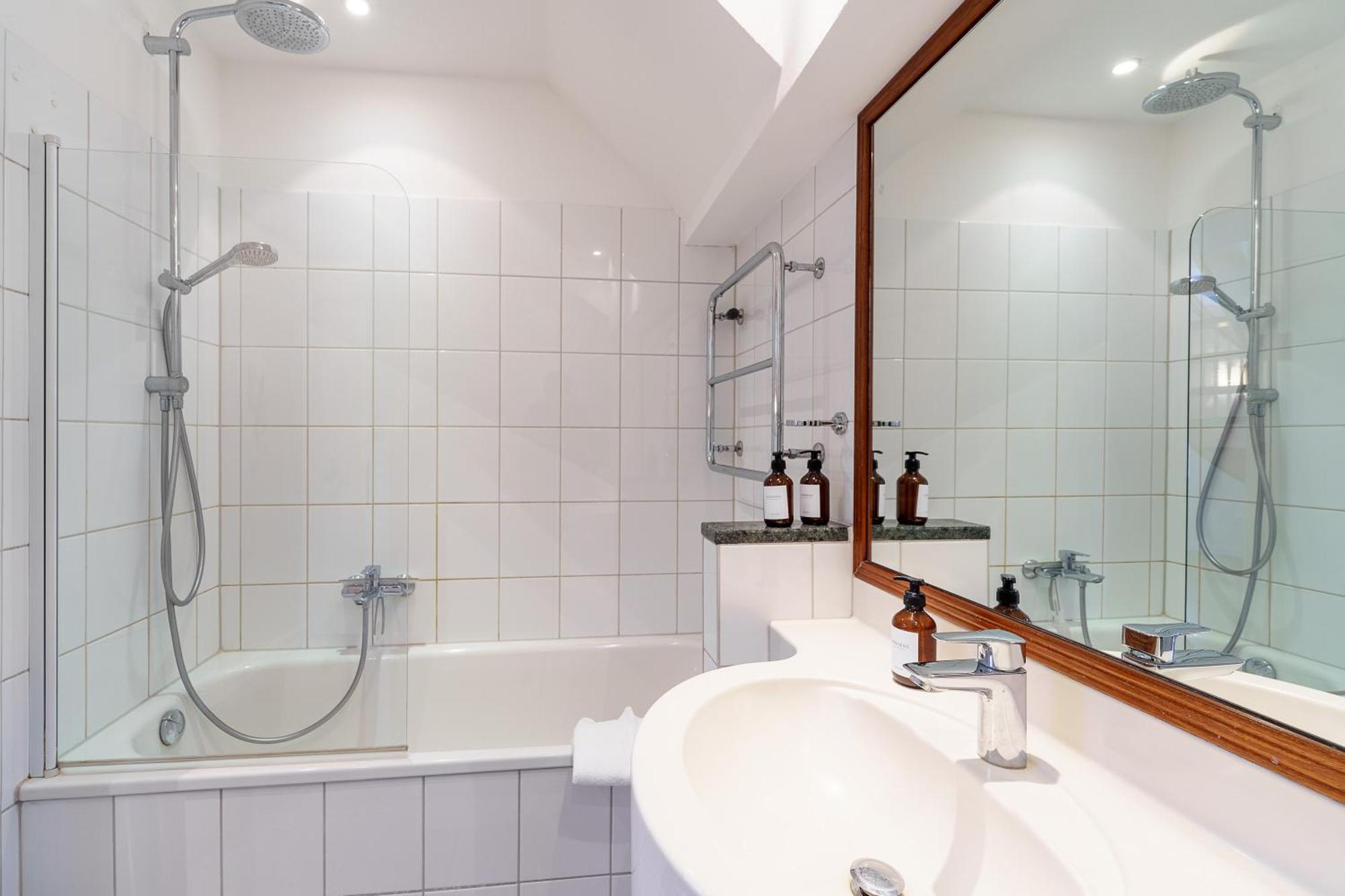 Maisonette Am Holstentor Mit Dachterrasse Und Heimkino Lubeck Ngoại thất bức ảnh